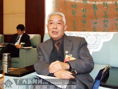 专题 时政 2006年广西"两会" 图说两会 > 正文     唐天生代表在审议