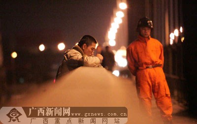 柳州一酗酒男子跳桥轻生 警方应对得当一分钟