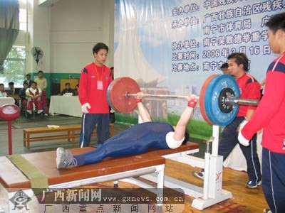 王键打破残疾人56公斤级男子举重全国纪录(图