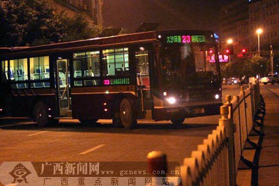 邓师炜 彭宁莉 4月2日晚8时40分许,南宁市一辆23路公交车行至民主新民