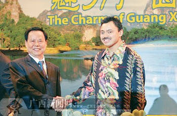 "魅力广西"情倾斯里巴加湾 陆兵陪同文莱王储观看