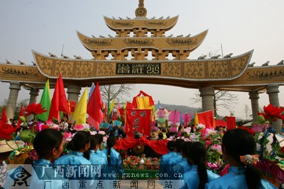 田阳敢壮山景区隆重举行,这是2006百色市布洛陀民族文化旅游节的一项