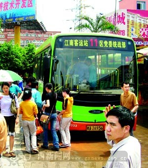 白马公交车停业整顿 白马车下"绿皮车"上(图)