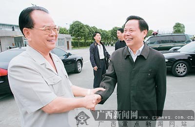 陆兵等自治区领导为代表团送行.  记者刘宇 摄