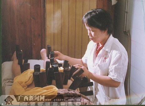 韦秀珍:小小竹罐里作出的大文章(图)