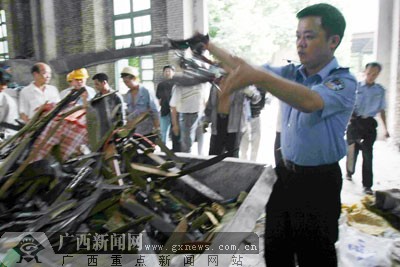 9月4日,桂林警方将收缴的万余把管制刀具拉到铸造厂进行集中销毁.