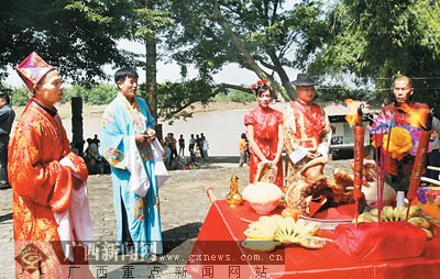 披红挂彩,一对身着喜服的新人在八音奏乐声中缓缓走入古镇内的五叠堂"