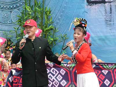 广西著名歌唱家唐佩珠与李海滨对唱.梁凯昌摄