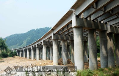 建设中的桂梧高速公路钟山同古至昭平马江段金龙一号大桥雄姿.