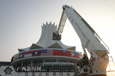 南宁消防在会展中心实战演练 20分钟扑灭大火