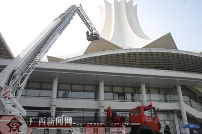 南宁消防在会展中心实战演练 20分钟扑灭大火