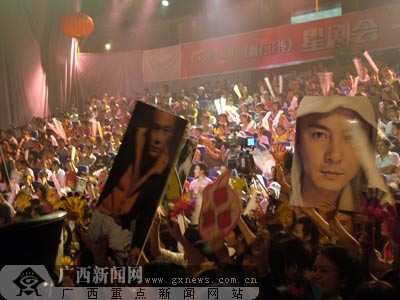 张卫健广西宣传新剧 与影迷深情拥抱(组图)