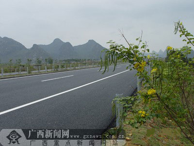 平乐至钟山高速公路.龙文忠摄