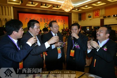 雷宇会长给嘉宾敬酒