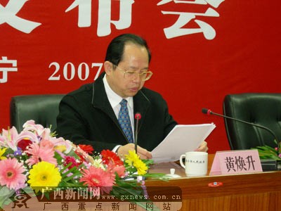 南宁市副市长黄焕升在介绍物流基地情况.陈夏成摄