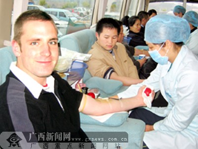 国际志愿者南宁献爱心-广西新闻网