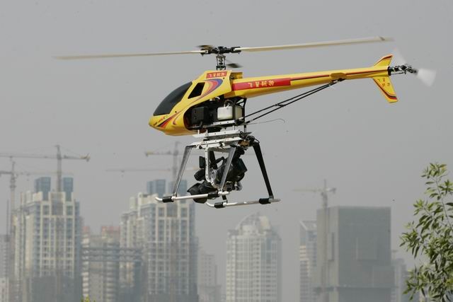 广西首架专业航拍遥控直升机面世(组图)