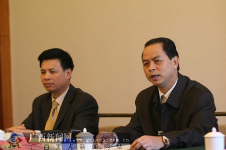 自治区政协委员分组讨论两院工作报告(组图)