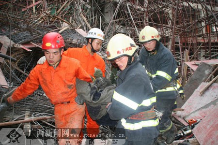 广西医科大学图书馆建筑工地倒塌事故 多人死