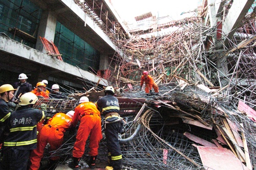 广西医科大学图书馆建筑工地倒塌事故 多人死