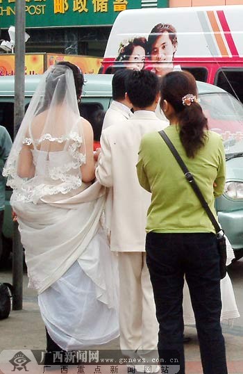 春节黄金周将结束 感受南宁街头百态(组图)