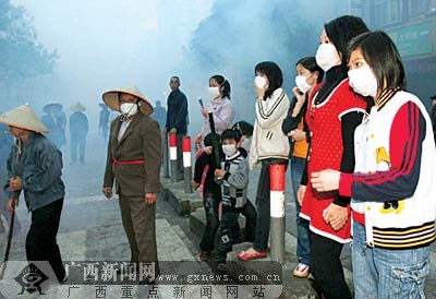 观看炮龙得戴上<em>口罩</em>