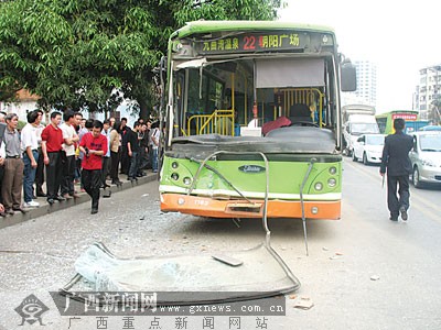 行驶在后面的22路公交车车头变形,前挡风玻璃掉落下来.