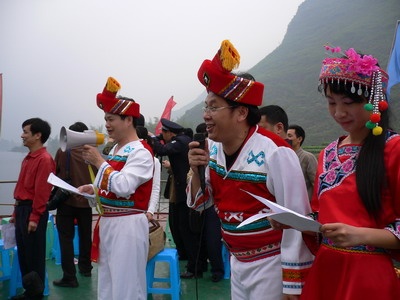 再现刘三姐与莫老爷对歌游客体验红水河韵味图