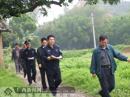 铁路民警在村干部的带领下逐户访问.