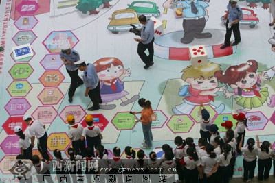 玩游戏学交安知识 南宁市中小学校推广交通安全棋