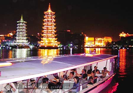 游客扎堆景区爆棚 “夜游桂林”亦受游客青睐(图)-广西新闻网
