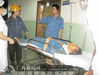 凤凰纸业一工程脚手架坍塌 9人受伤其中1人重伤