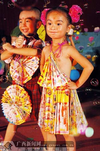 上思:少儿环保时装秀倡导环保(组图)