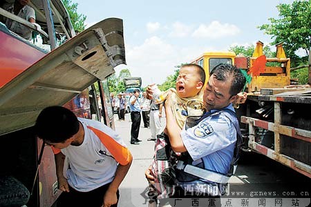 被救出的小孩在交警怀抱中哭泣.小舟摄