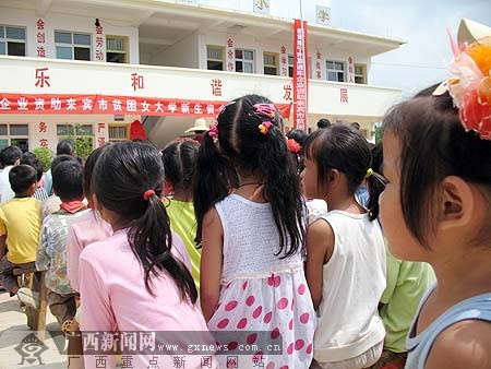 孩子告别危房上课堂 武宣县二塘镇春蕾小学落成