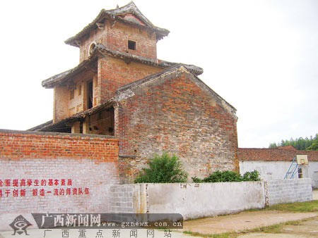武鸣葛阳村文昌阁失修 相邻学校学童安全令人