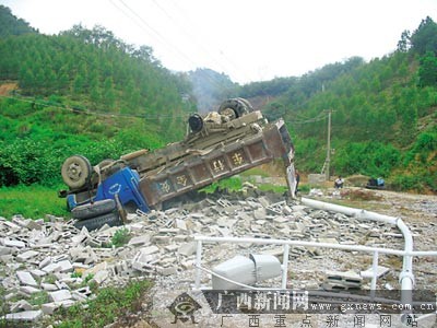 事故现场,货车四轮朝天.记者何定坚 苑长军摄