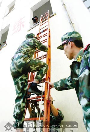 广西媒体记者体验 一日消防兵 30人接受培训(图