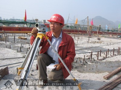 广西路桥建设有限公司工程技术人员在大桥合龙前进行精确校测.