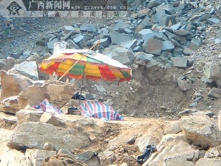 几天了,遇难潜水员的遗体仍然搁在河滩上.