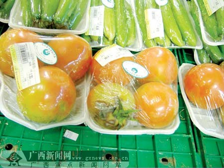 保鲜膜成超市变质果蔬的"遮羞布" 顾客易走眼上当