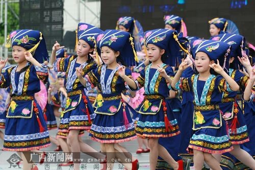可爱的壮家尼达妮(小女孩)在唱山歌.邓昶摄