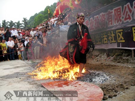 "上刀山下火海" 民族风情表演现忻城(组图)