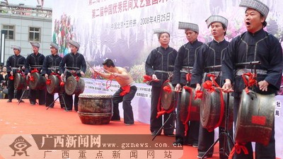 韦义华摄龙州县委书记韦昌鸿(右)与东兰县县长黄光华(左)在授匾仪式上