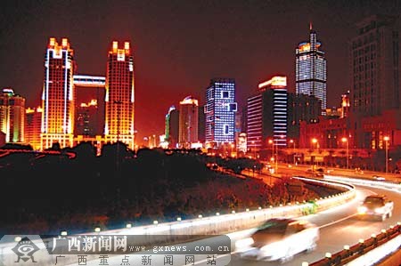 营造迎宾线路流光溢彩的夜景,今年南宁市青秀区新增亮化楼宇194栋