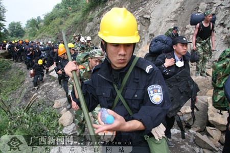 广西特警在四川参加救援工作(组图)