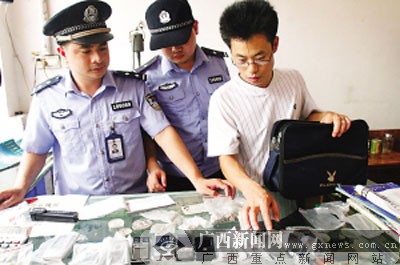 南宁警方突袭城区典当行 查扣一批非法承接物