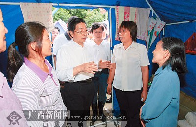 自治区党委书记,自治区人大常委会主任郭声琨乘坐冲锋舟,实地察看宜州