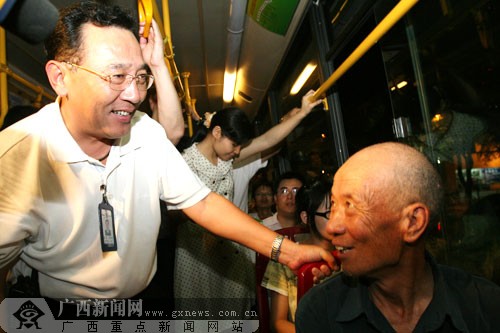 [原创]南宁公安局长乘坐公交车 了解治安情况(