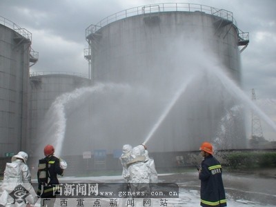 羊角山油库起大火 桂林消防开展大规模灭火演